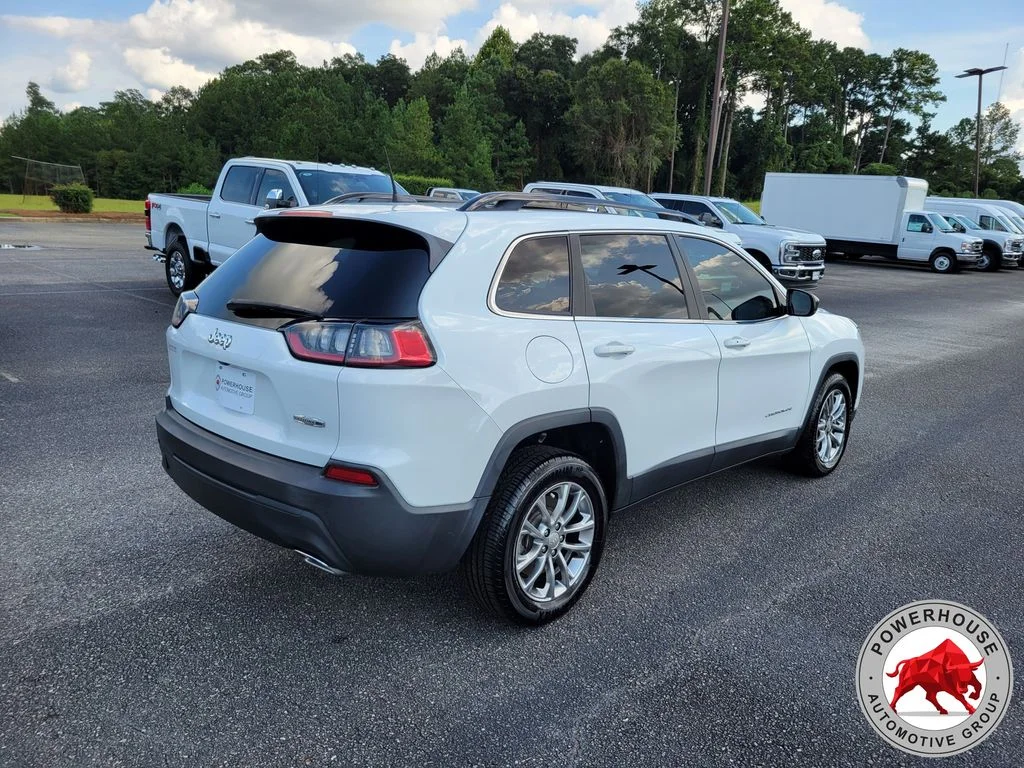 Used 2022 White Jeep Latitude Lux image 6