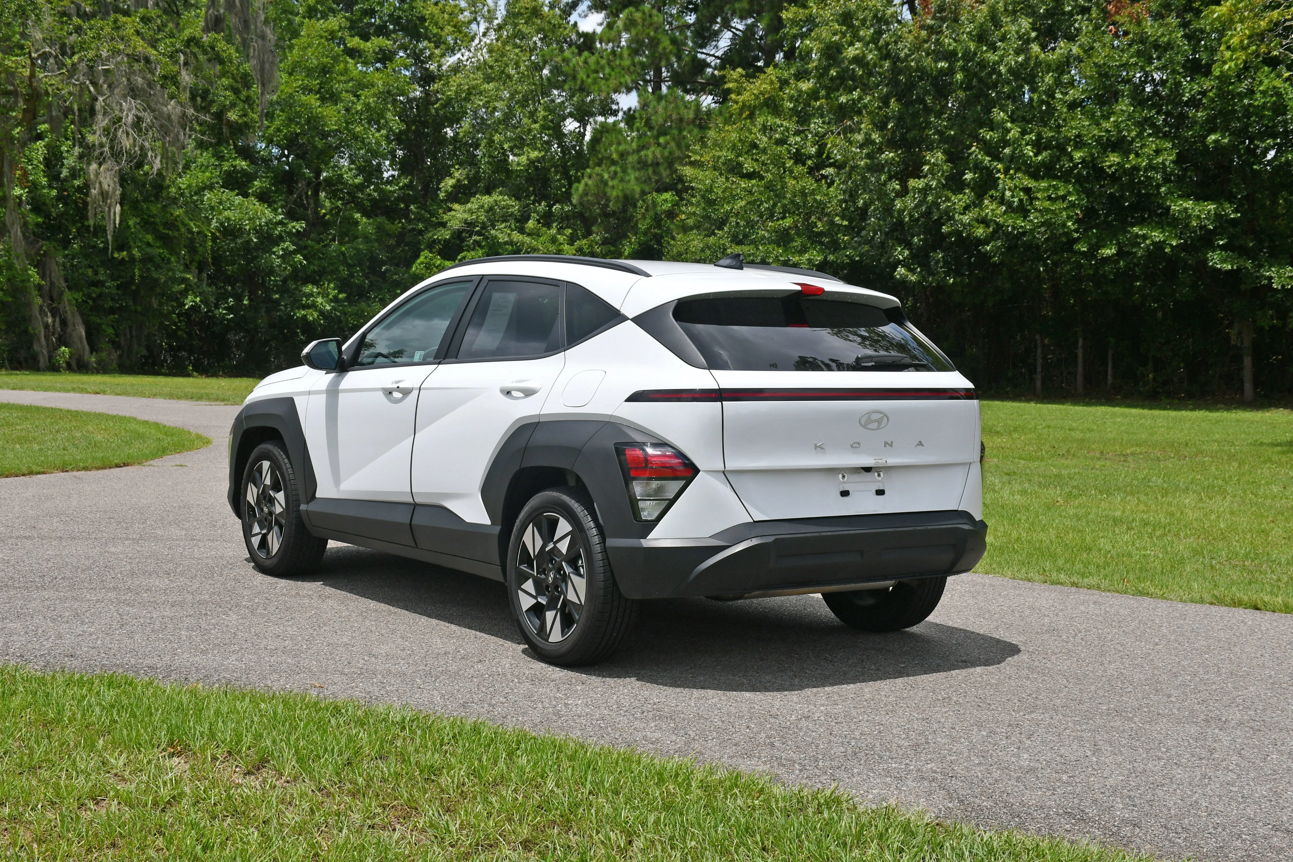 Used 2025 White Hyundai SEL image 2