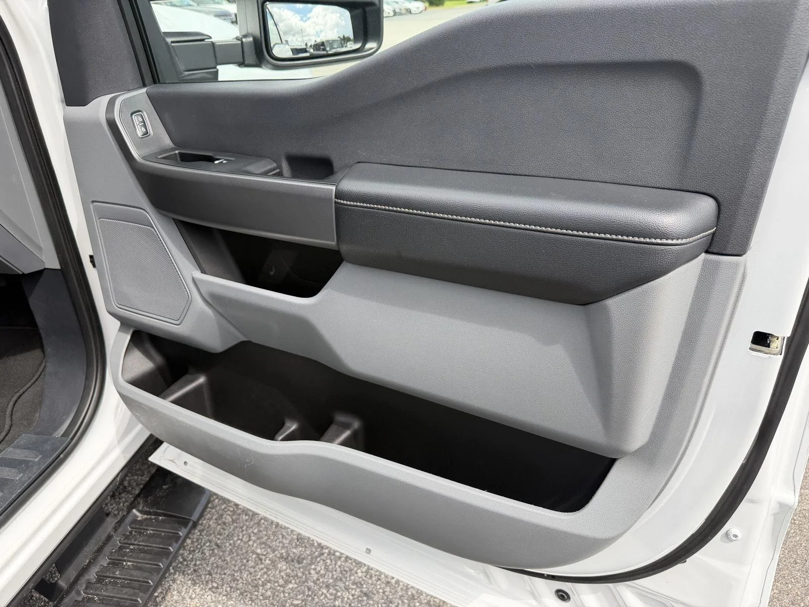 Used 2025 Oxford White Ford XLT image 12