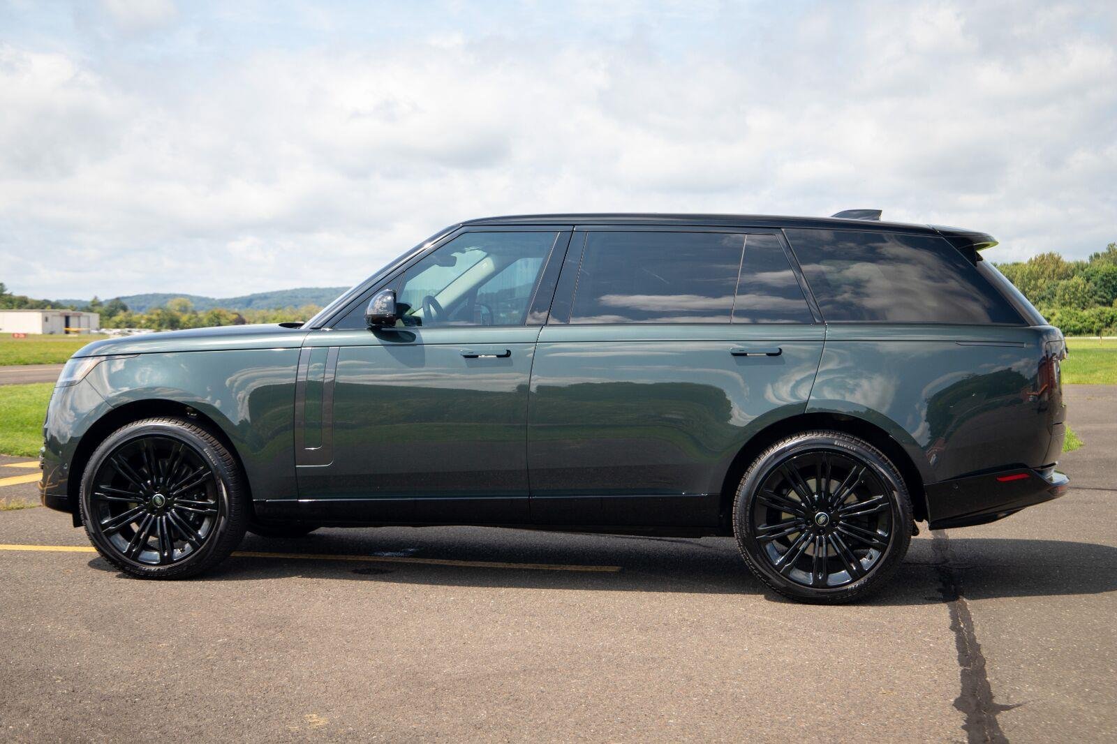 Used 2024 GREEN Land Rover SE image 9