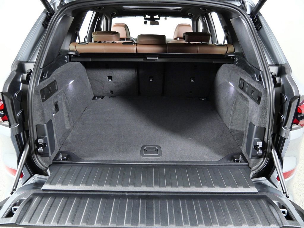 Used 2026 Skyscraper Grey Metallic BMW xDrive40i image 29