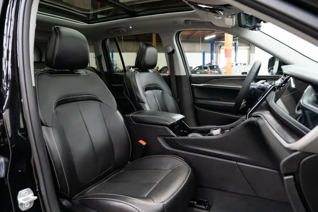 Used 2023 Diamond Black Crystal Pearlcoat Jeep  image 33