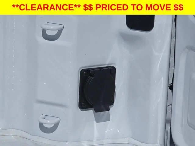 New 2026 Summit White Chevrolet WT image 32