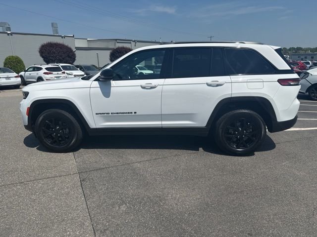 Used 2024 White Jeep Altitude X image 5