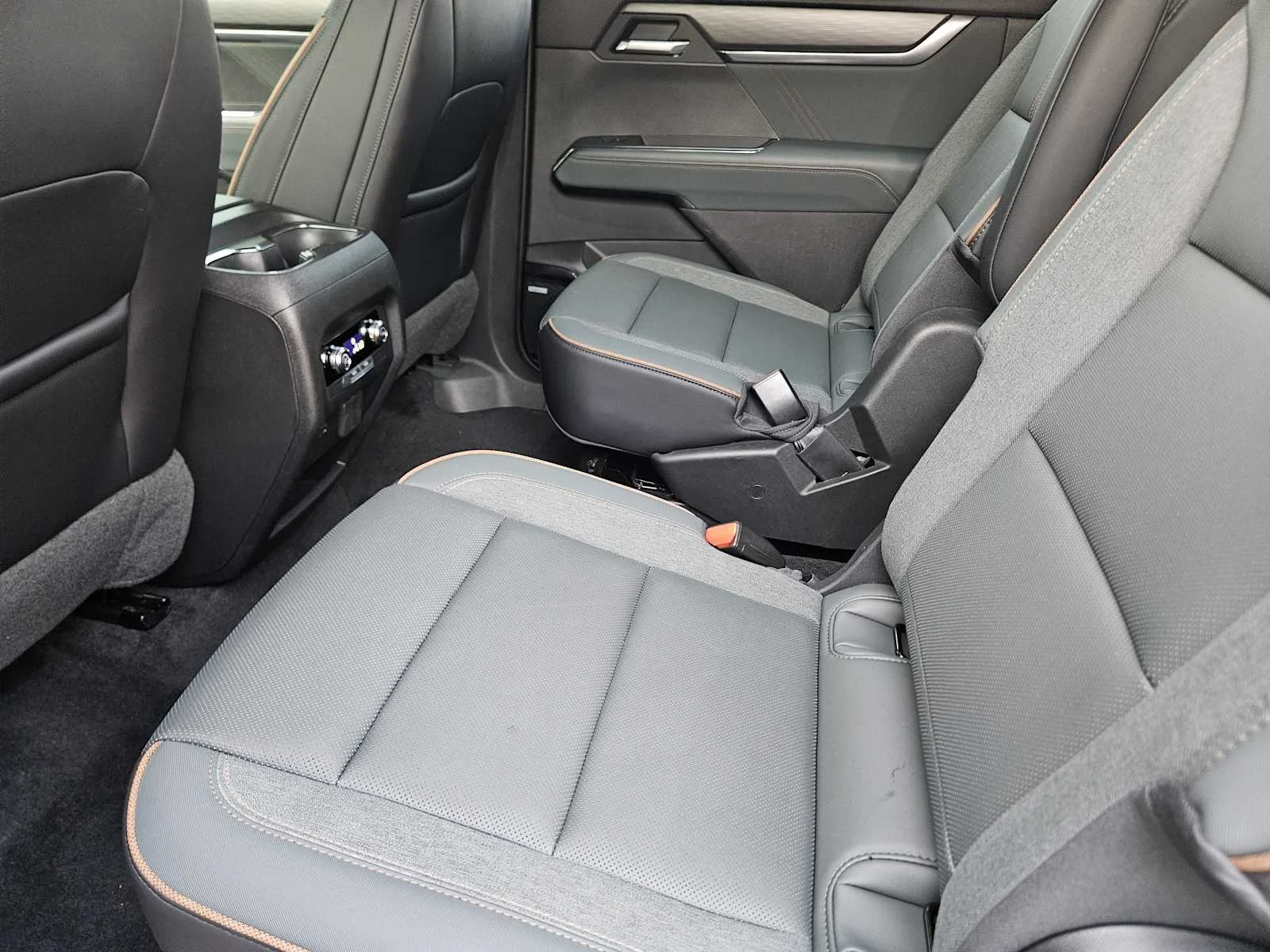 Used 2025 Summit White GMC AWD AT4 image 21