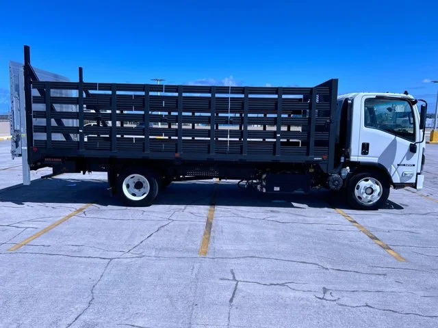 New 2025 White ISUZU 18ft Stakebed w/Lift, 19,500lb GVWR image 9