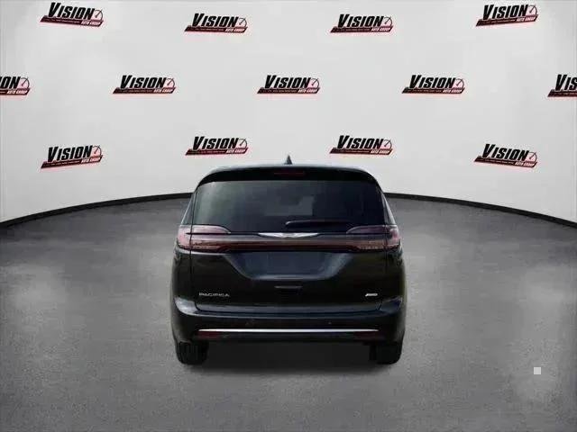 New 2026 Diamond Black Crystal Pearl-Coat Exterior Paint Chrysler Select image 7