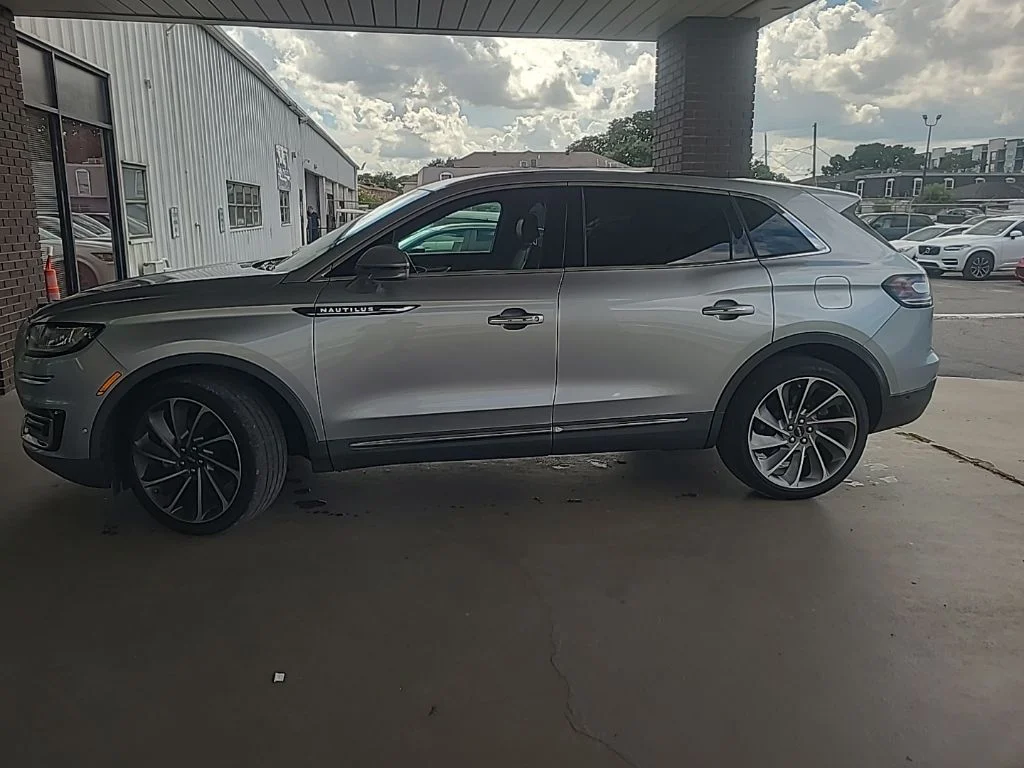 Used 2020 Silver Lincoln Reserve image 2