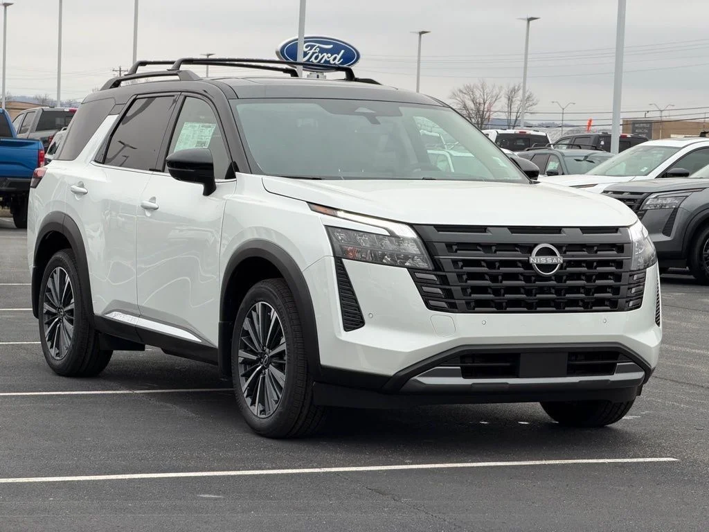 New 2026 Everest White Pearl TriCoat / Super Black Two-tone Nissan Platinum image 2