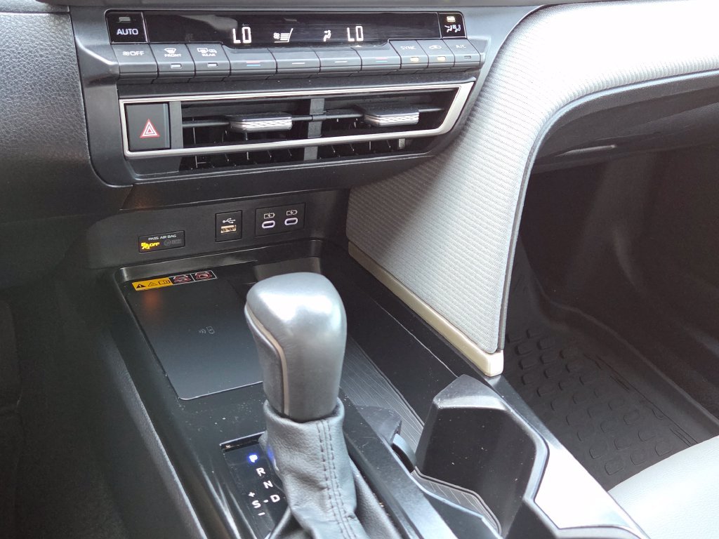 Used 2025  Toyota SE image 26