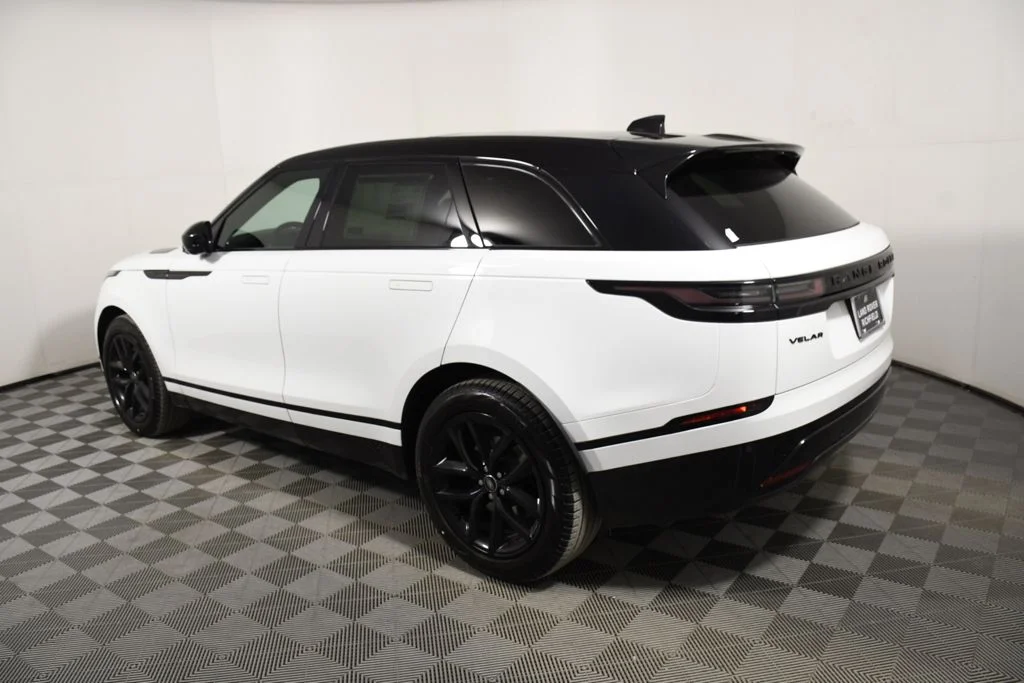 New 2026 Fuji White Land Rover Dynamic SE image 3