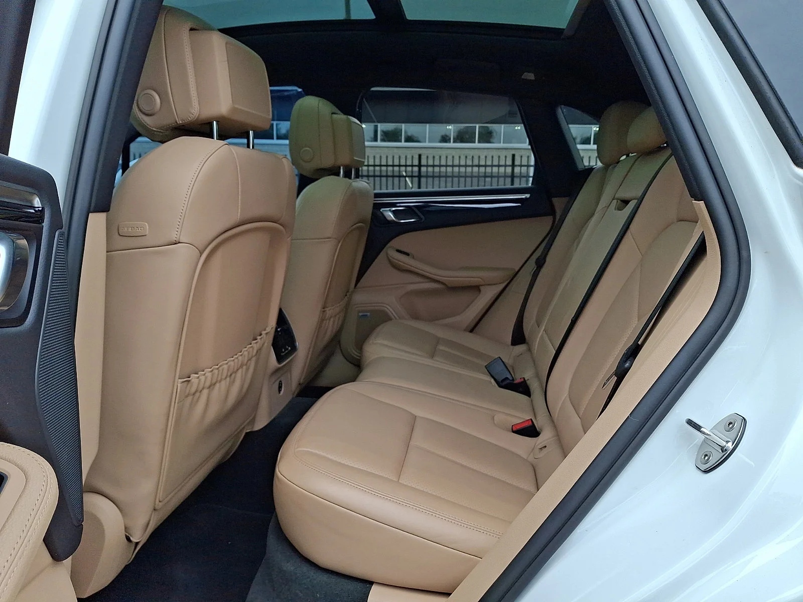Used 2022 White   0Q Porsche  image 10