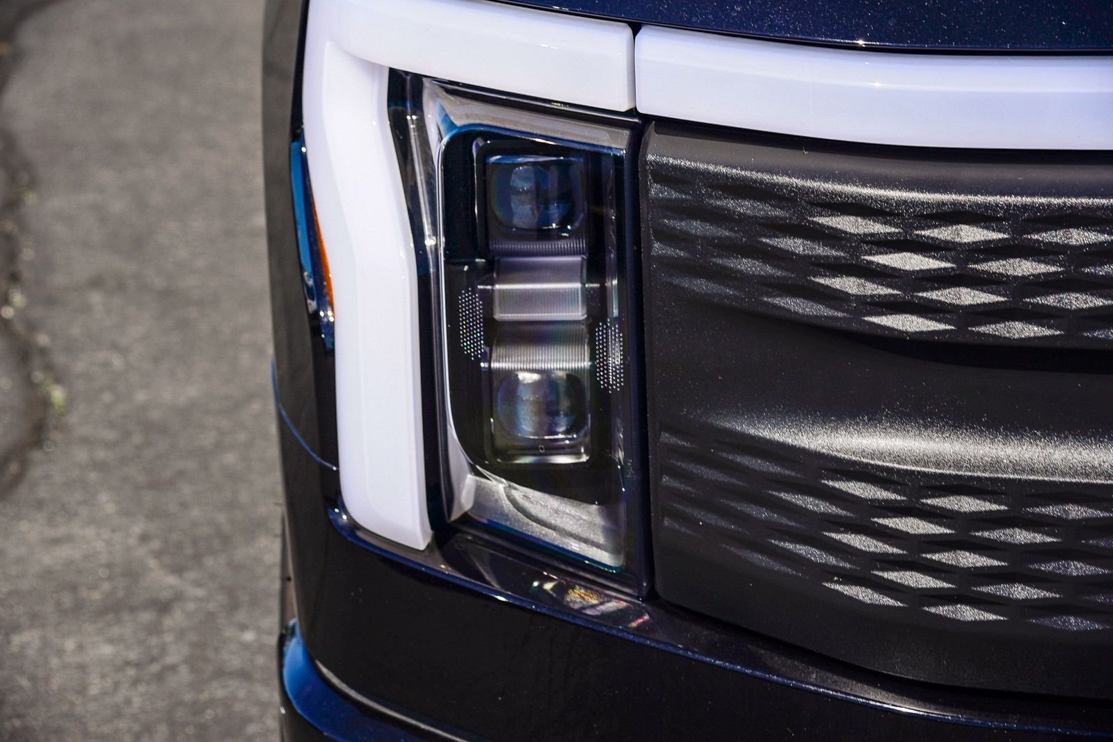 2025 Ford F-150 Lightning XLT - Photo 10