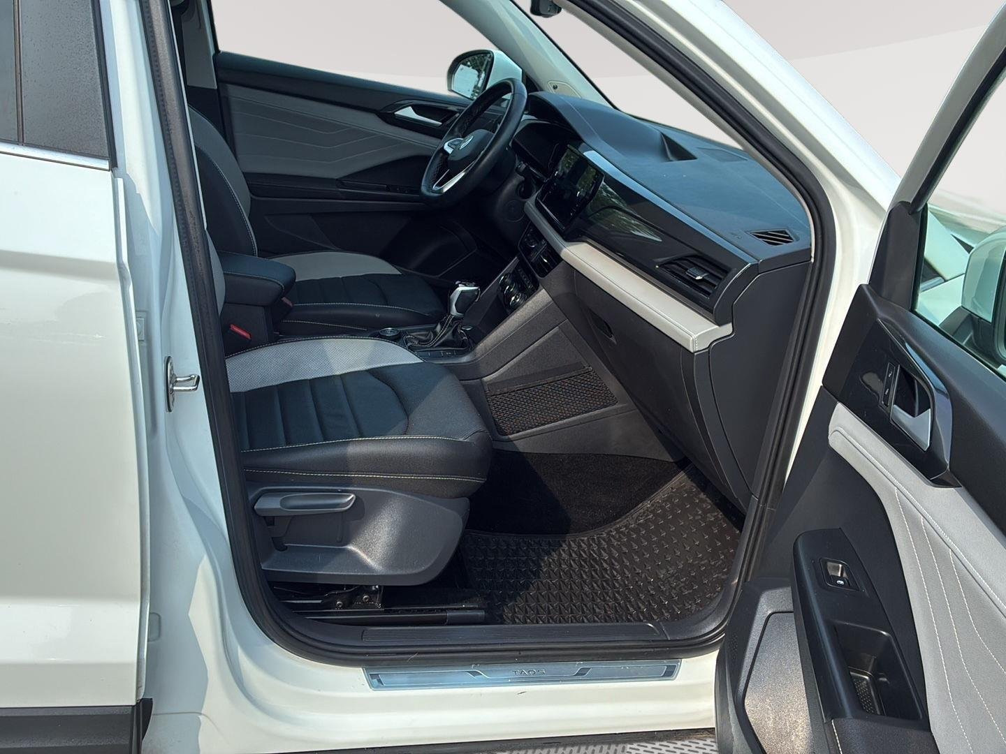 Used 2024 Pure White Volkswagen SEL image 11