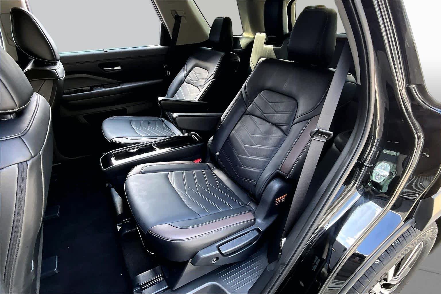 Used 2025 Super Black Nissan Platinum image 20