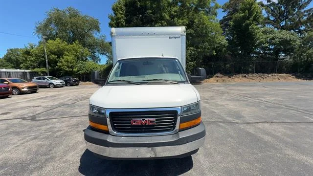 Used 2022 Summit White GMC Gas image 3