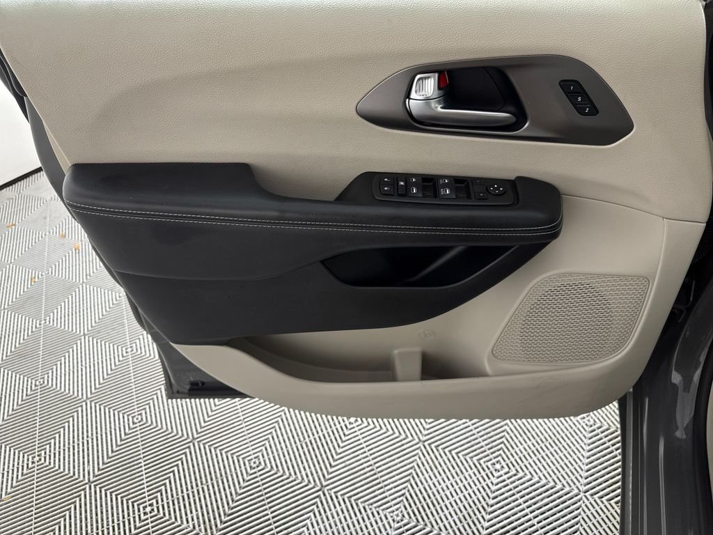 2021 Chrysler Pacifica Touring L - Photo 10