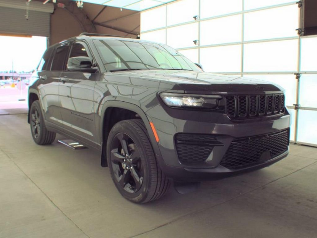 Used 2024 Gray Jeep Altitude X image 4