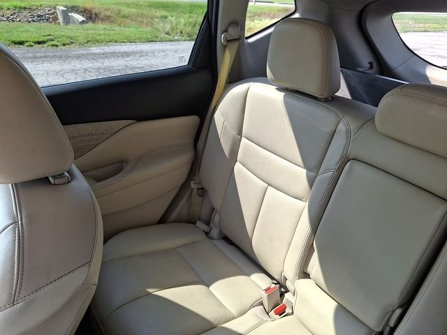 Used 2019 Brown Nissan SL image 18