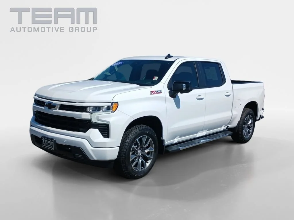 Used 2025 Summit White Chevrolet RST image 3