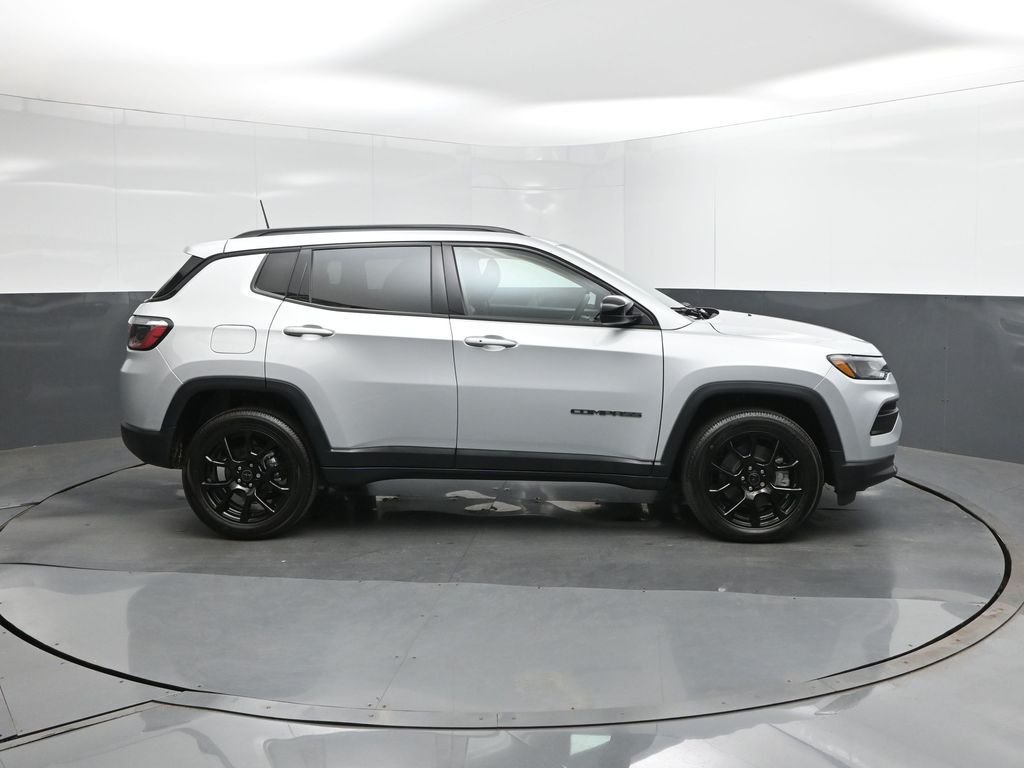 New 2026 Silver Zynith Metallic Clearcoat Jeep Latitude image 26