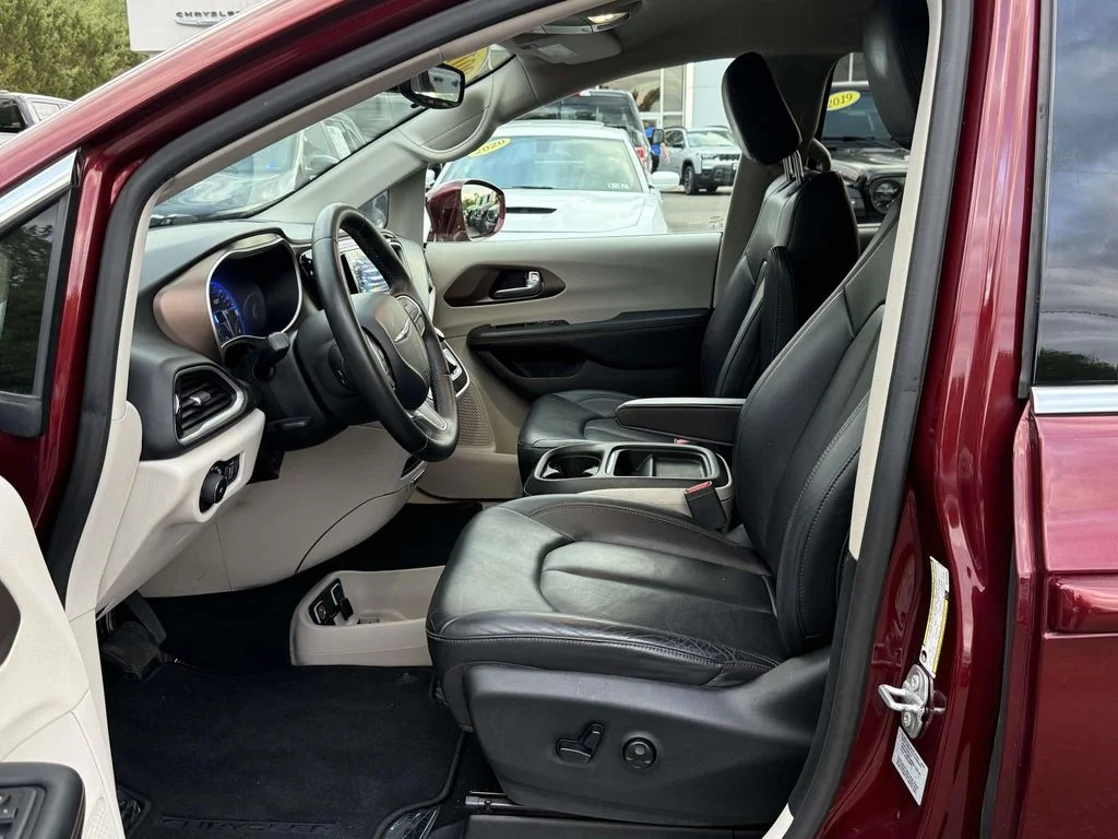 Used 2017 Red Chrysler Touring L image 13