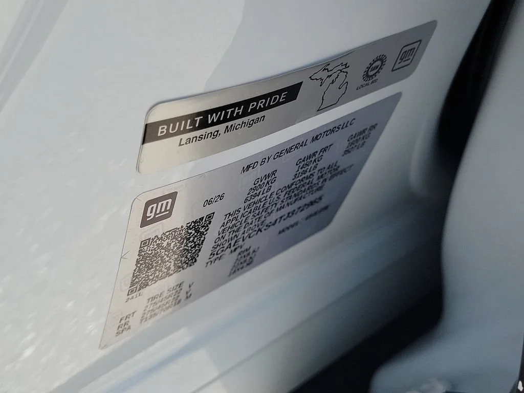 New 2026 Iridescent White Tricoat Buick Avenir image 28