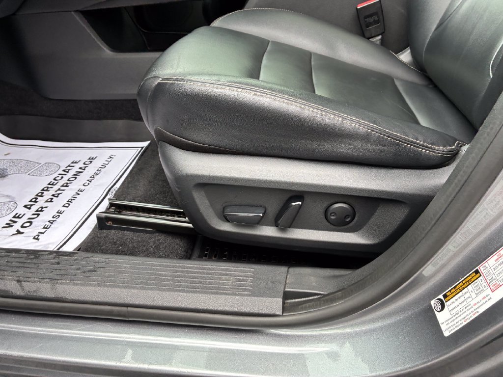 Used 2022 Gray Nissan SL image 9
