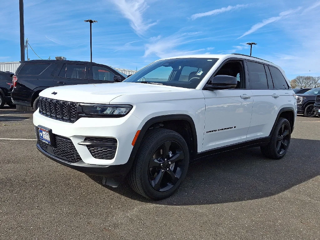 Used 2023 White Jeep Altitude 4x4 image 6