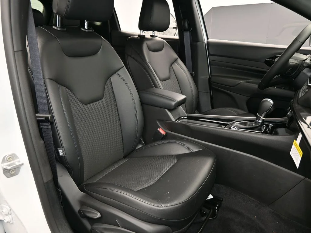 New 2026 Bright White Clear-Coat Exterior Paint Jeep Latitude image 35