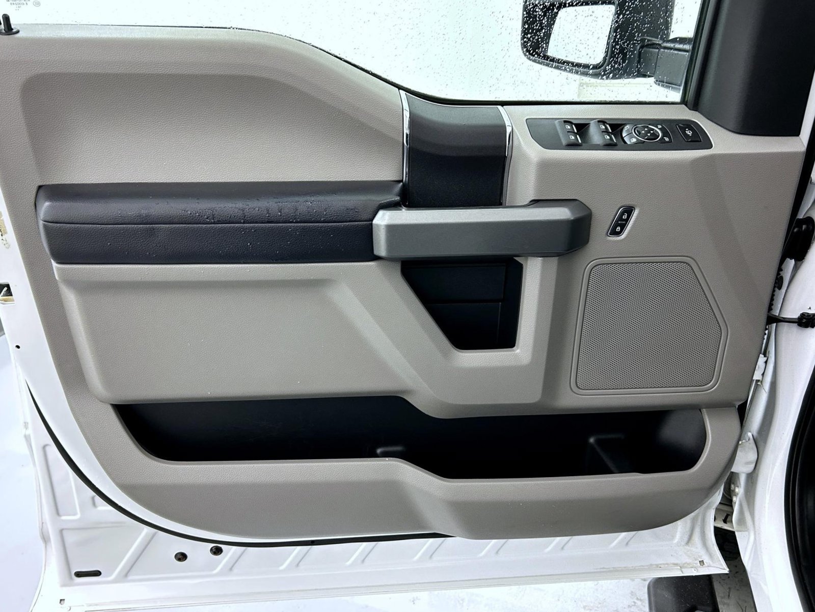 Used 2017 White Ford XLT image 9