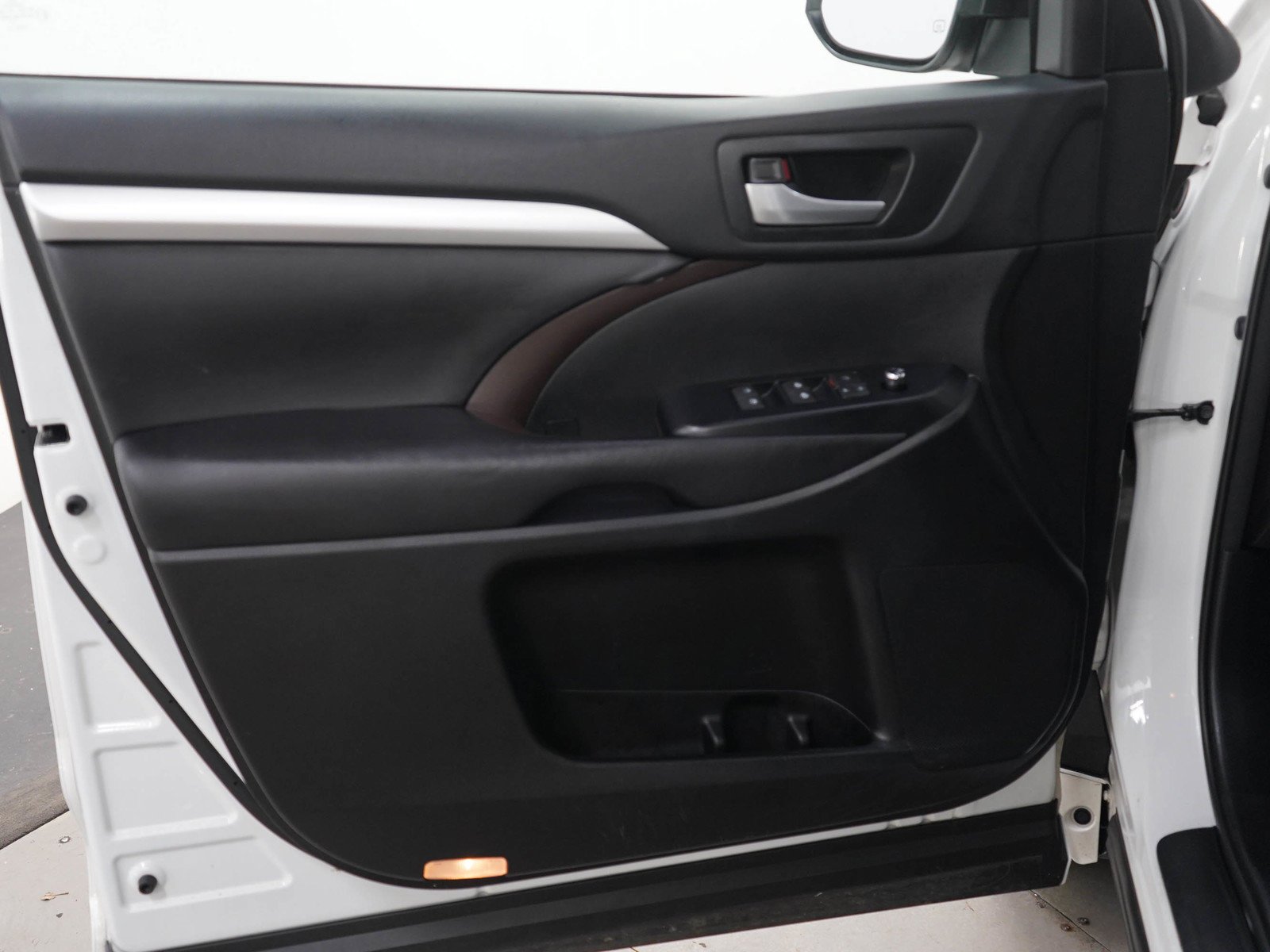 Used 2018 Blizzard Pearl Toyota Xle image 22