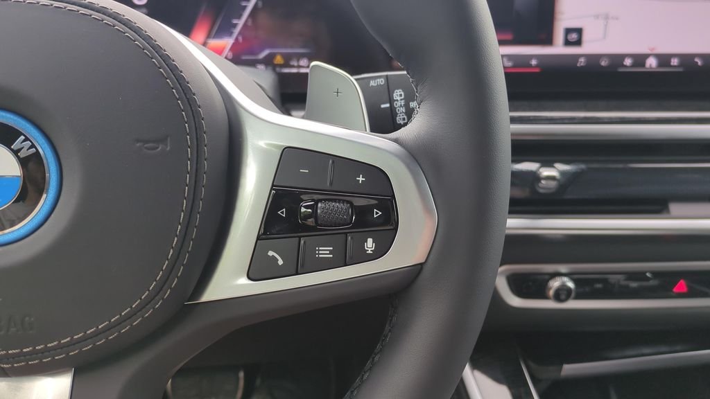 New 2026 Black Sapphire Metallic BMW xDrive50e image 32