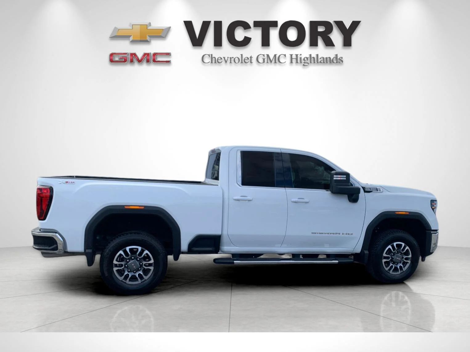 Used 2025 Summit White GMC SLE image 2