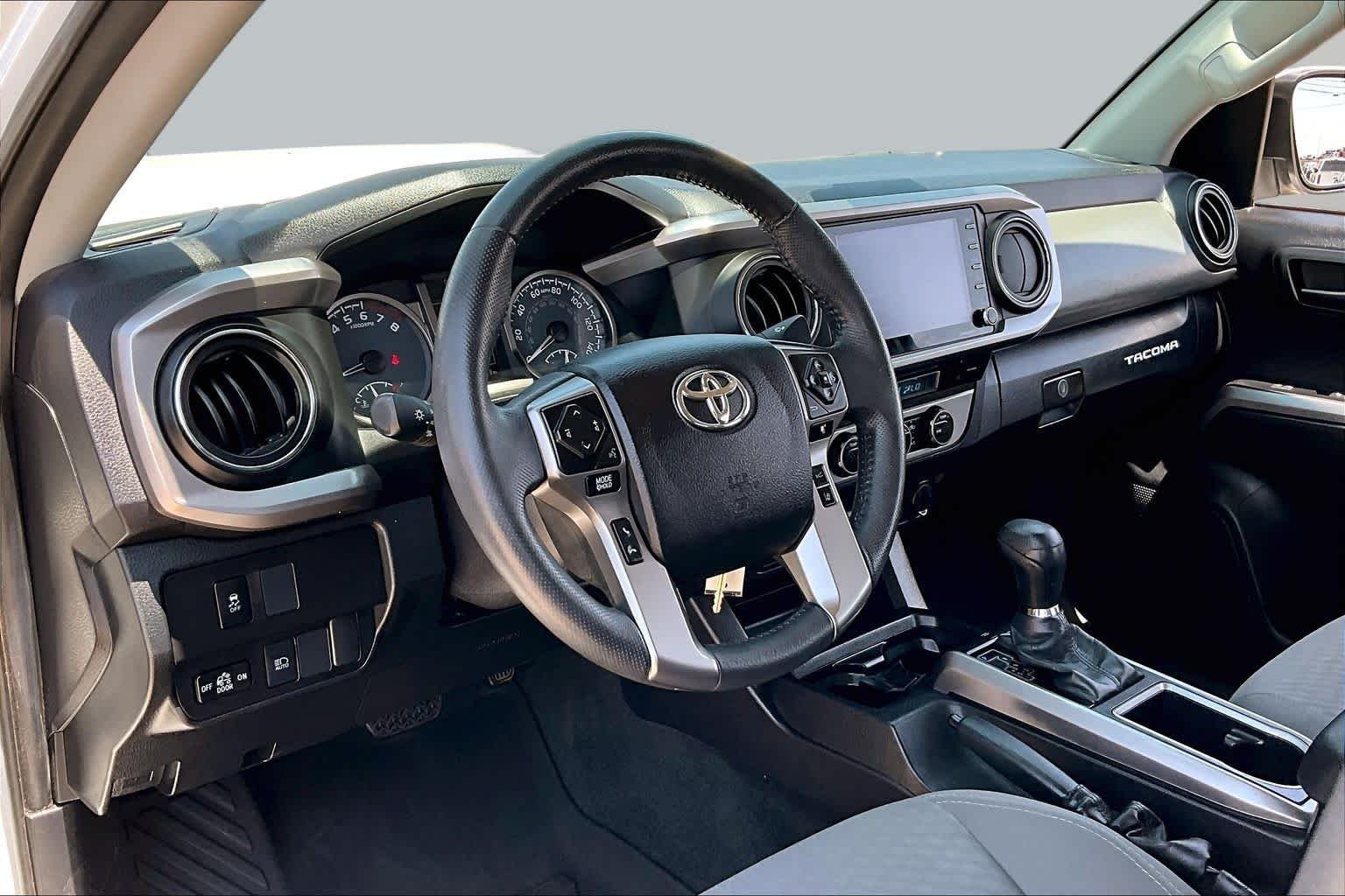 Used 2022 White Toyota SR5 image 17