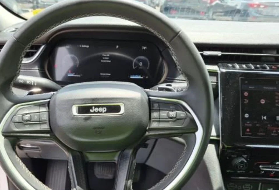 Used 2024 White/off-white Jeep Laredo image 13