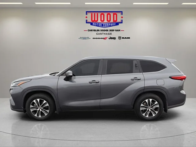 Used 2021 Magnetic Gray Metallic Toyota XLE image 9
