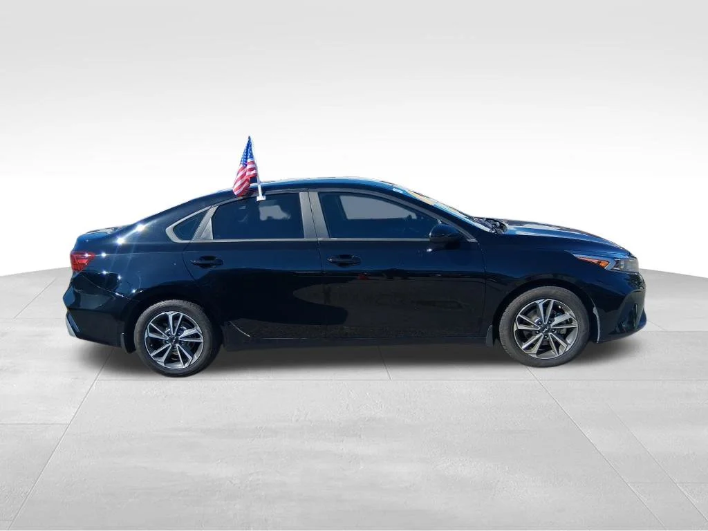 Used 2023 Black Kia LXS image 4