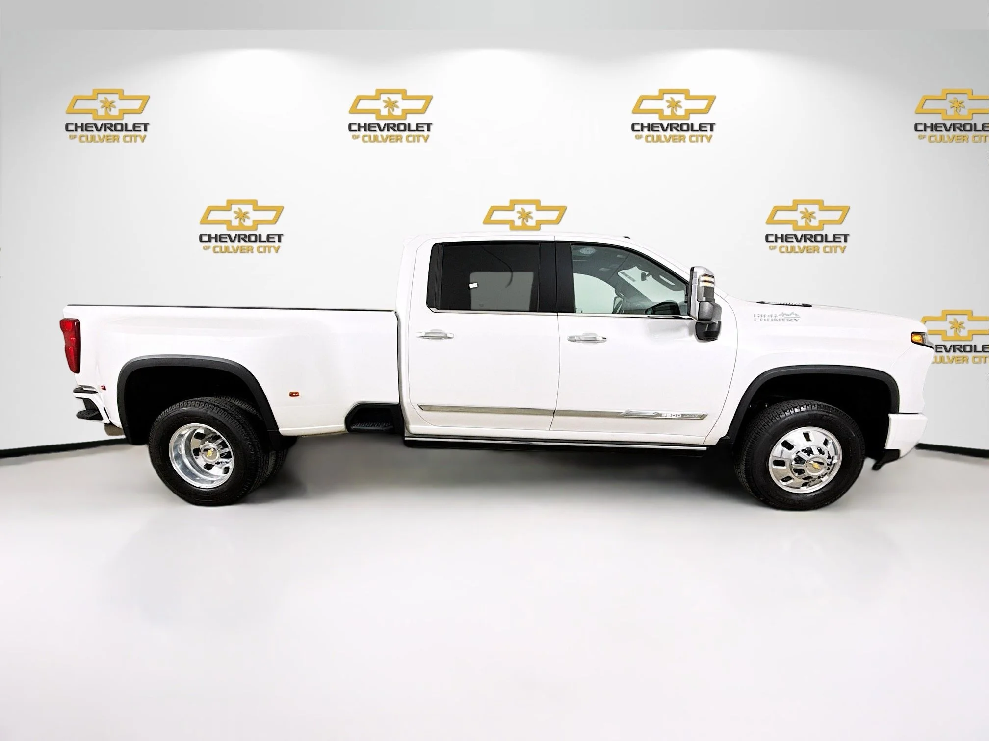 Used 2024 Iridescent Pearl Tricoat Chevrolet High Country DRW image 9