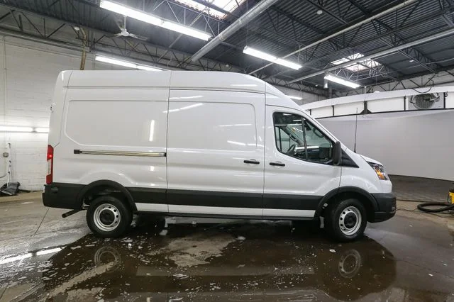 Used 2024  Ford Base image 12