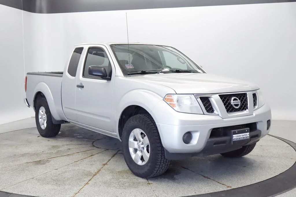 Used 2013 Silver Nissan SV image 9