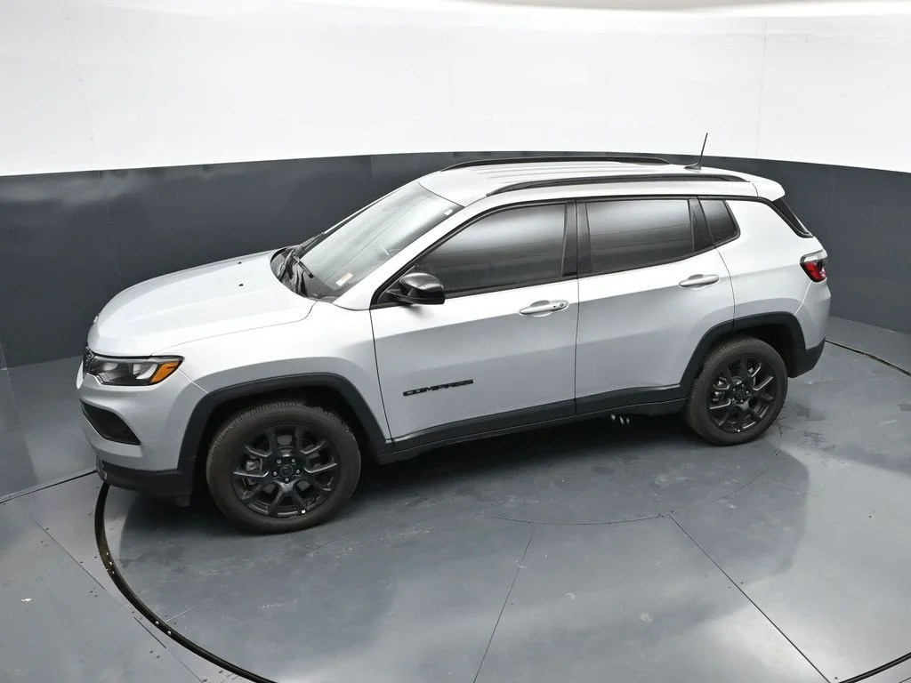 New 2026 Silver Zynith Metallic Clear-Coat Exterior Paint Jeep Latitude image 36