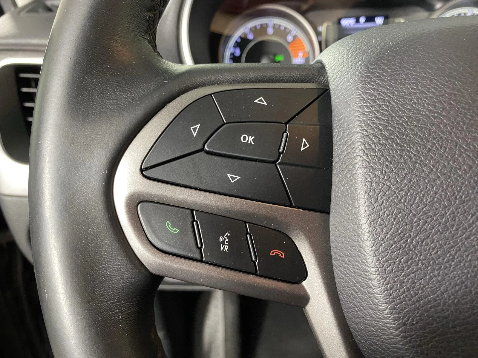 Used 2019 Granite Crystal Metallic Clearcoat Jeep Latitude Plus image 14