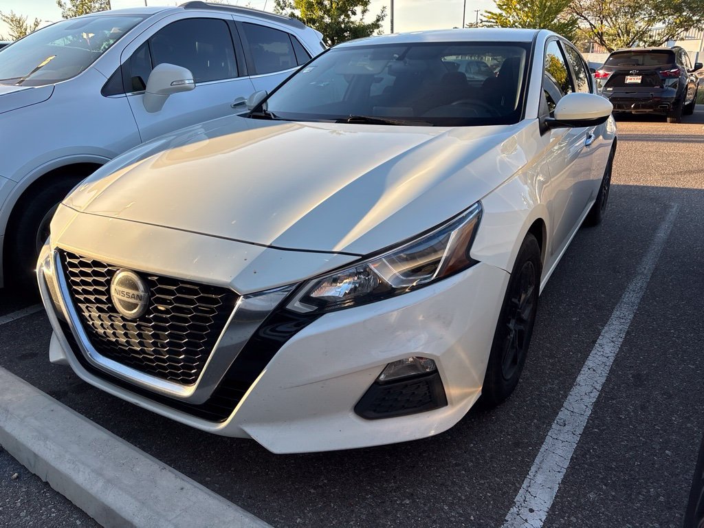 Used 2020 White Nissan 2.5 S image 2