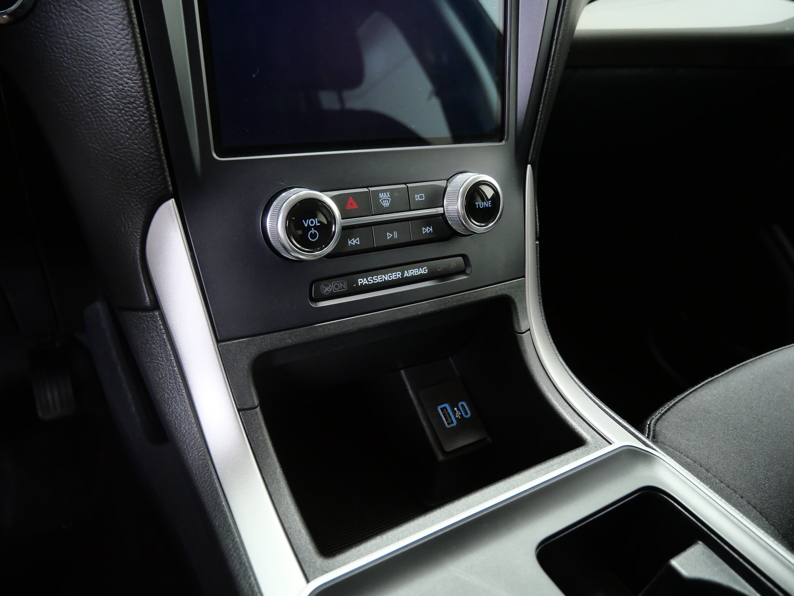 Used 2022 Black Ford SE image 18