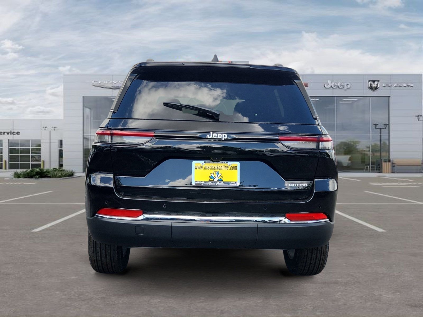 New 2026 Diamond Black Crystal Pearl-Coat Exterior Paint Jeep Laredo image 4