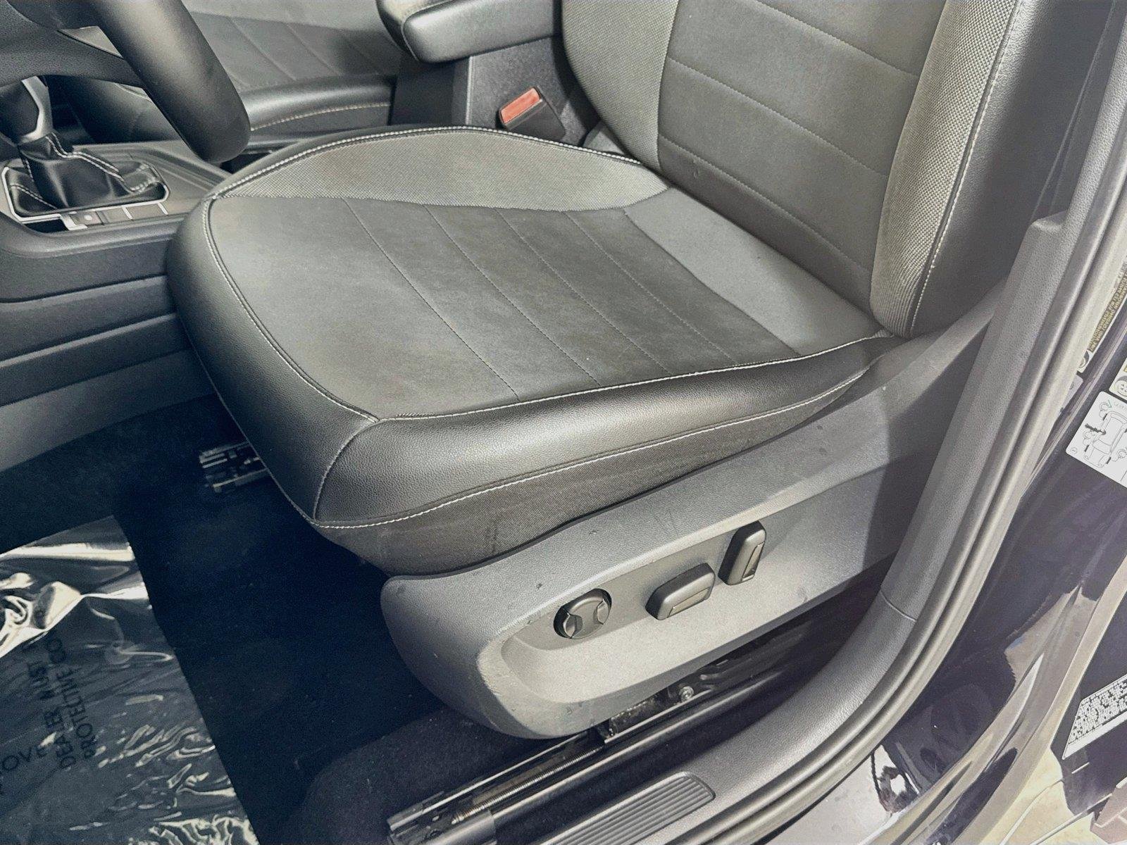 Used 2022 Deep Black Pearl Volkswagen SE image 18