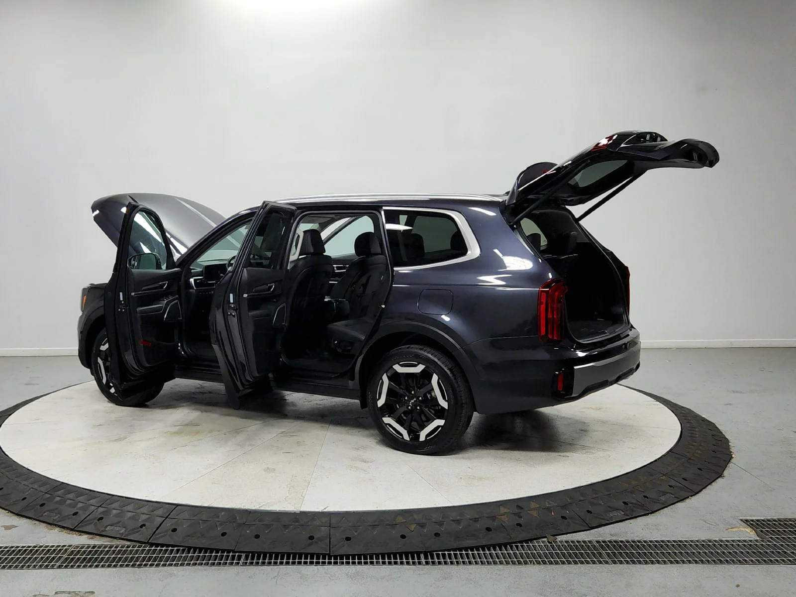Used 2025  Kia S image 13