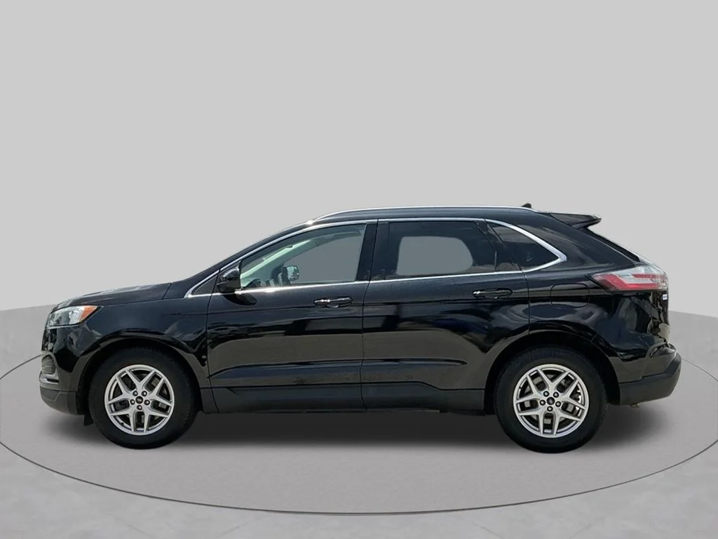 Used 2023 Black Ford SEL image 4