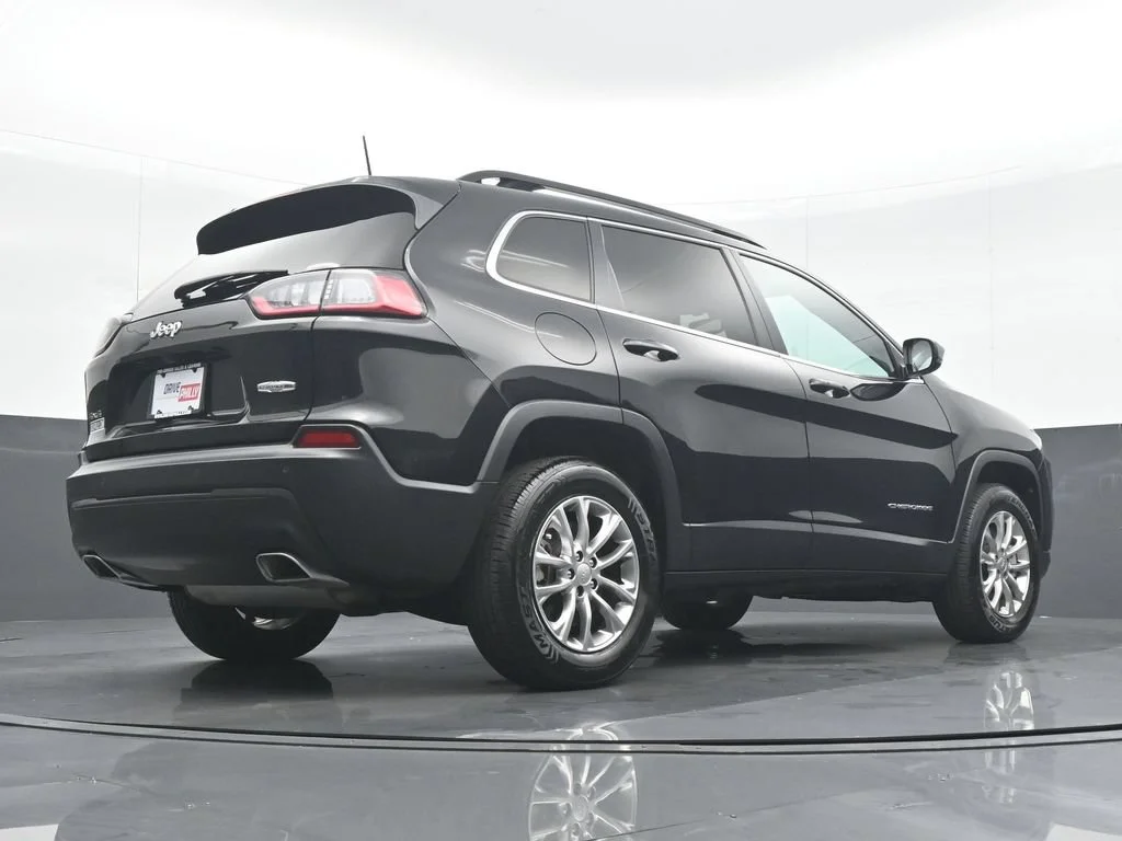 Used 2022 Black Jeep Latitude Lux image 30